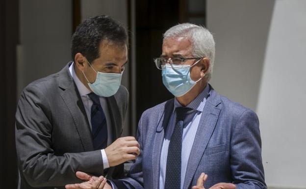 Bronca entre PP y PSOE en el Parlamento andaluz: «Escondían debajo de la alfombra la basura para llevárselo calentito»