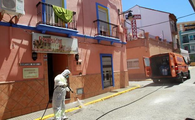 Los contagios en el hostal de Algeciras se elevan a 17 y se ha procedido al aislamiento preventivo de 64 personas