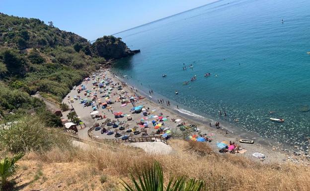 Nerja cierra la playa de Maro al alcanzarse el aforo máximo permitido