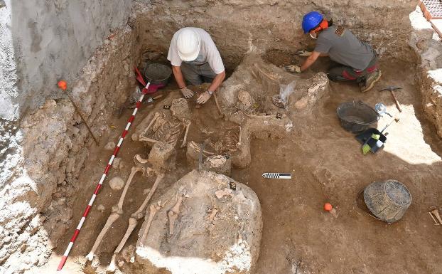 Hallan en el casco antiguo de Marbella una necrópolis con enterramientos por una pandemia del siglo XVI