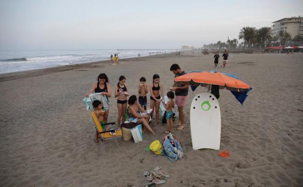Una Noche de San Juan sin 'júas' ni hogueras pero con mucha responsabilidad de los malagueños