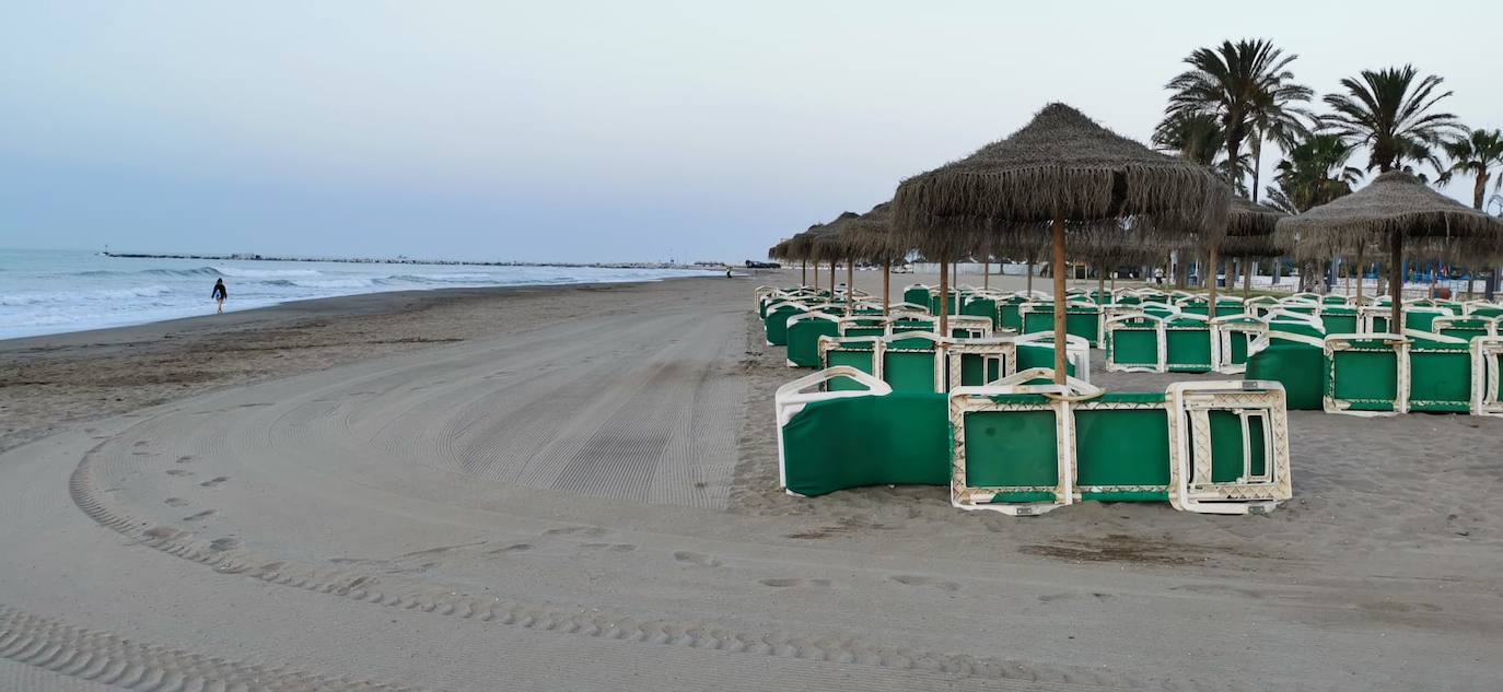 Así amanecen las playas de Málaga tras un inusual San Juan