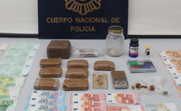 Detienen a un hombre que vendía droga en su casa tras quedar con los compradores por 'WhatsApp'