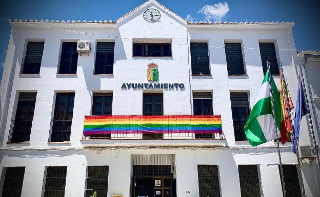 Villanueva de Algaidas retira una bandera LGTBI de la fachada del Ayuntamiento tras las quejas de varios vecinos