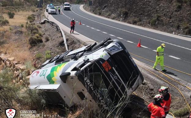 El conductor de un camión cisterna lleno de gasolina, ileso tras volcar en La Viñuela