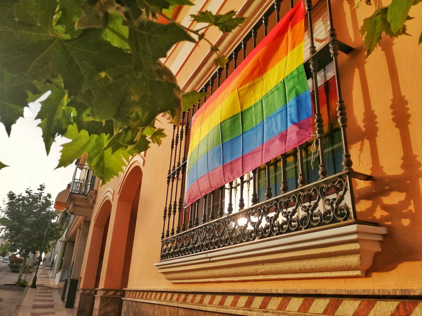 300 banderas LGTBI en Villanueva de Algaidas