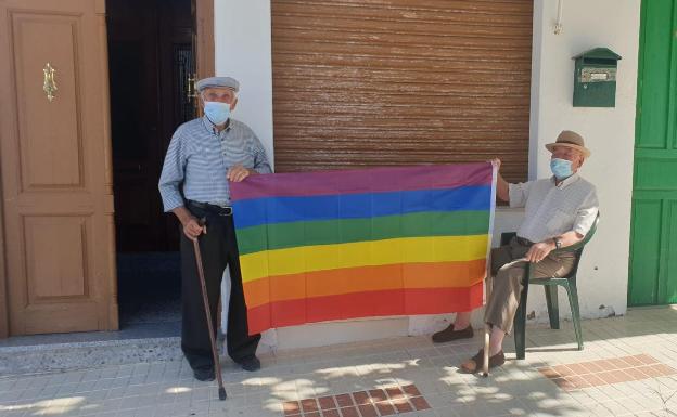 300 banderas LGTBI: la respuesta de los vecinos de Villanueva de Algaidas a la retirada de una en el Ayuntamiento