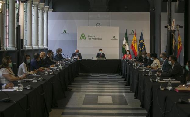 Juanma Moreno se compromete a compensar el esfuerzo de los sanitarios durante la pandemia