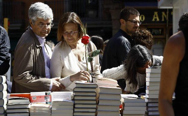 Flores y letras para celebrar un veraniego Día del Libro en Málaga