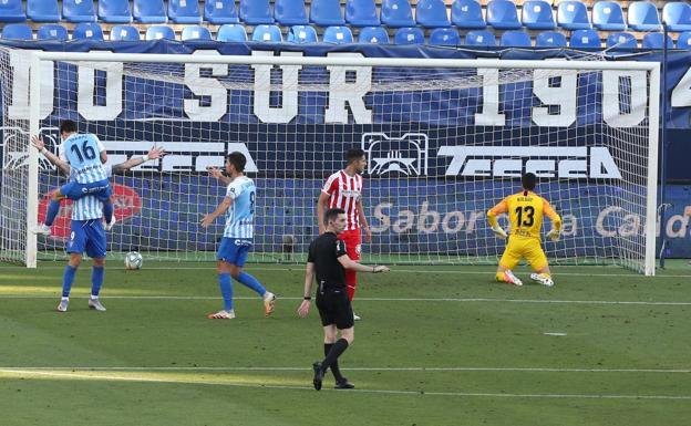 El Málaga resurge en el momento crucial (2-0)