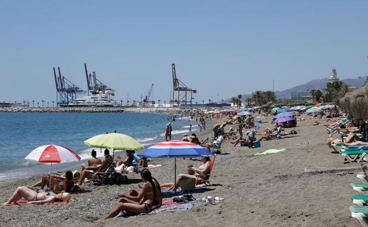 Tranquilidad en las playas de Málaga, pese al aviso amarillo por calor