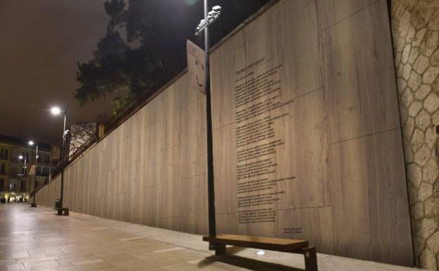 El Ayuntamiento de Málaga adjudica tres años después la instalación en la calle del poema 'Ciudad del paraíso'