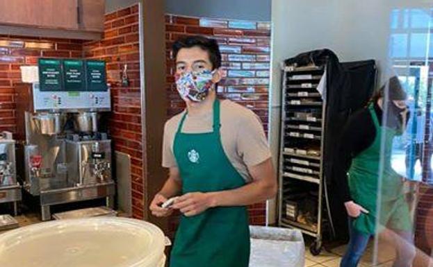 Un camarero de Starbucks recauda 90.000 euros en propinas tras negarse a servir a una mujer sin mascarilla