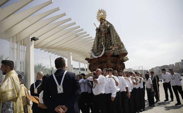 La Archicofradía del Carmen del Perchel sustituye la procesión por una jornada de veneración a la Virgen en su templo