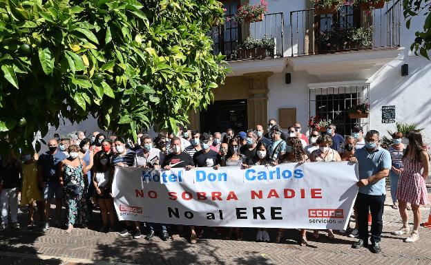 Los trabajadores del Don Carlos confían en que el Ayuntamiento de Marbella y la Junta busquen soluciones a la extinción de los 94 empleos