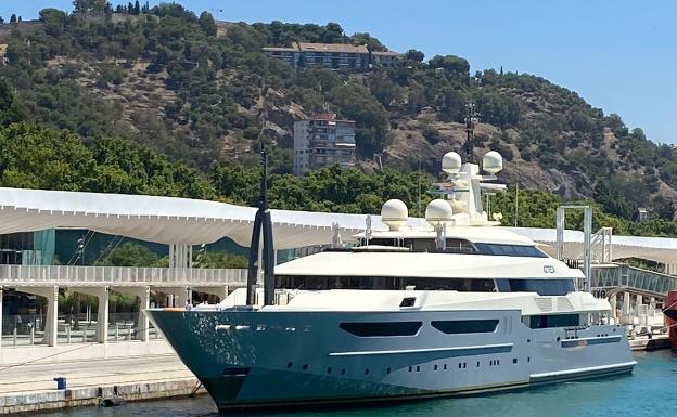 El megayate Azteca hace escala técnica en el Puerto de Málaga