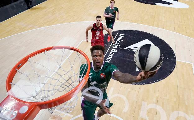 El Unicaja descarta fichar a un 'cinco' y reubicará a Deon Thompson