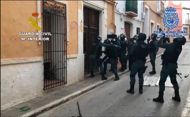Armas automáticas, secuestros y coches de lujo: cae una banda internacional de narcotraficantes en la Costa del Sol