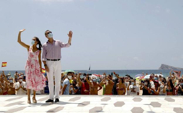 Vítores y helado de turrón para los Reyes en la playa de Benidorm