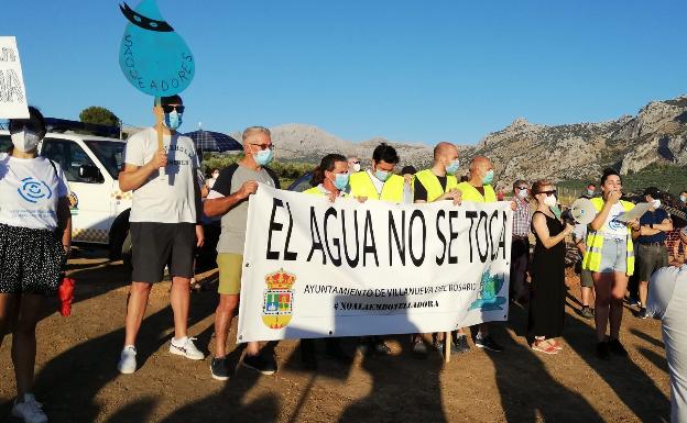 La plataforma contra la embotelladora de Antequera celebra una marcha para pedir la protección total del acuífero