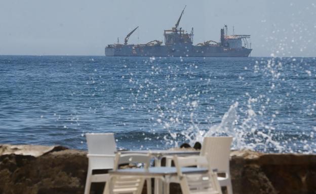 El extraño barco que está fondeado en la Bahía de Málaga