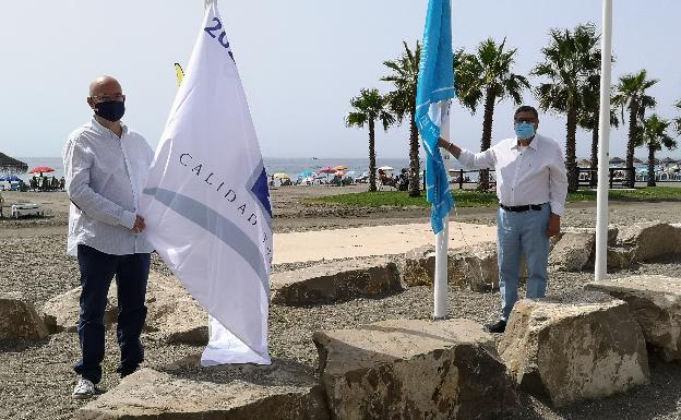 Las banderas 'Q de Calidad' y 'Safe Tourism' ondean en las playas de Torre del Mar, Caleta y Benajarafe
