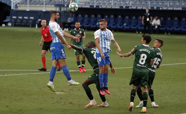 El sistema con tres centrales tapia la portería del Málaga