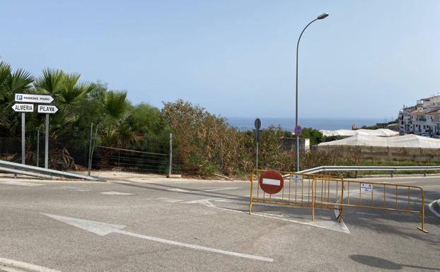 La afluencia de bañistas obliga a restringir el acceso a una quincena de playas de la provincia