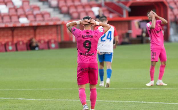 El Málaga pierde y se complica la vida (2-1)