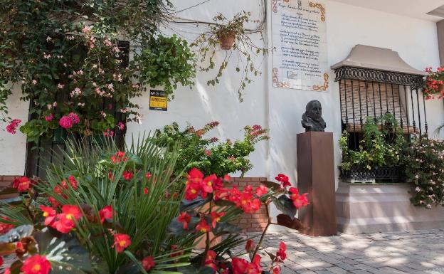 El Ayuntamiento de Estepona amplía la Ruta de la Poesía con un soneto de Góngora en la céntrica plaza Begines