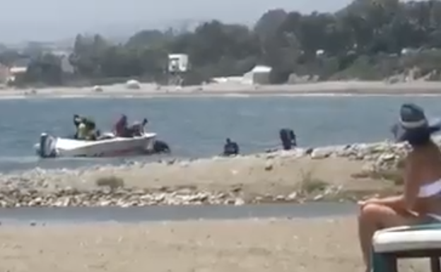 Desembarcan un alijo de una narcolancha a plena luz del día y entre bañistas en una playa de Estepona