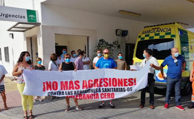 Sanitarios de Pizarra se concentran a las puertas del consultorio para denunciar la agresión a un celador