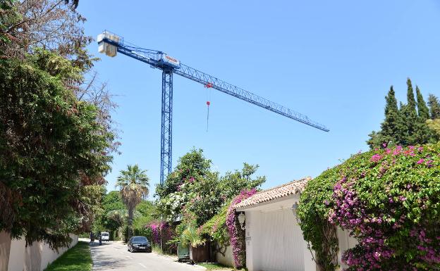 Herido un trabajador al caer desde una chapa metálica en una obra en Marbella