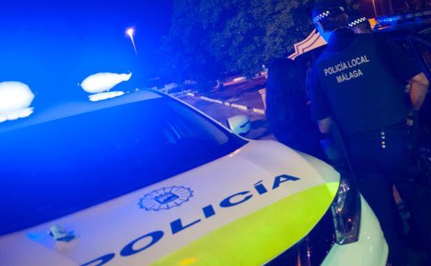 Un hombre de 28 años golpea a su madre y amenaza de muerte a su padre cuando acude en su ayuda en Cruz de Humilladero