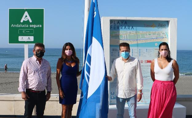 Torrox iza la Bandera Azul en la playa de Ferrara y el distintivo 'Andalucía segura' en todo el litoral