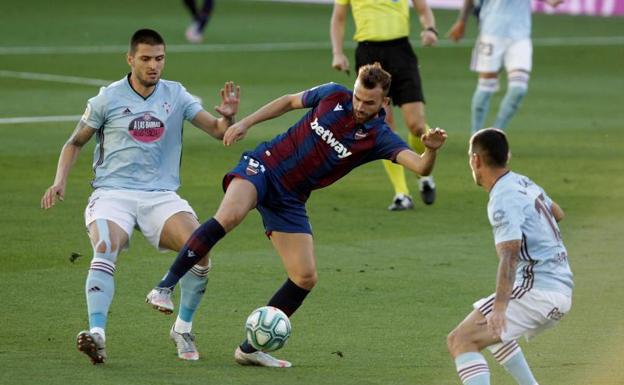 El Celta se complica la vida en un partido loco