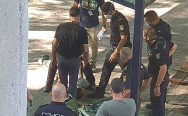 Un hombre ataca con un martillo a un policía nacional en la puerta de la Comisaría Provincial de Málaga