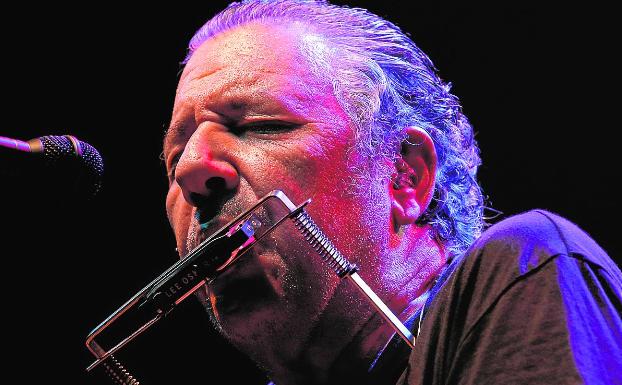 Revólver desenfunda sus guitarras en un acogedor Castillo Sohail