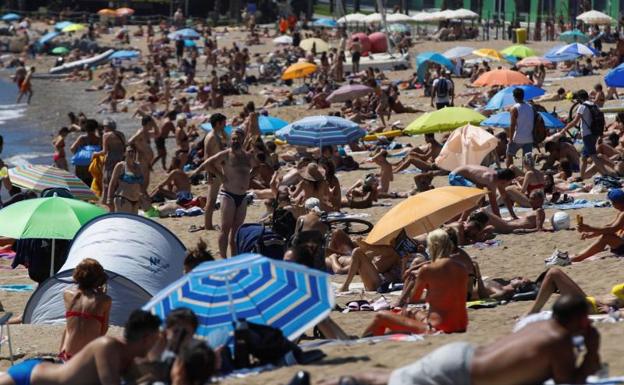 Vista de la playa de San Sebastián este domingo/ EFE
