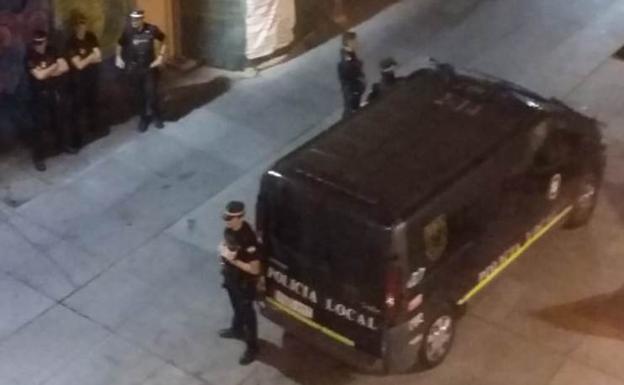 Detenido tras intentar quemar con un cigarro a un policía que le recriminó que no llevara mascarilla en la plaza de la Merced