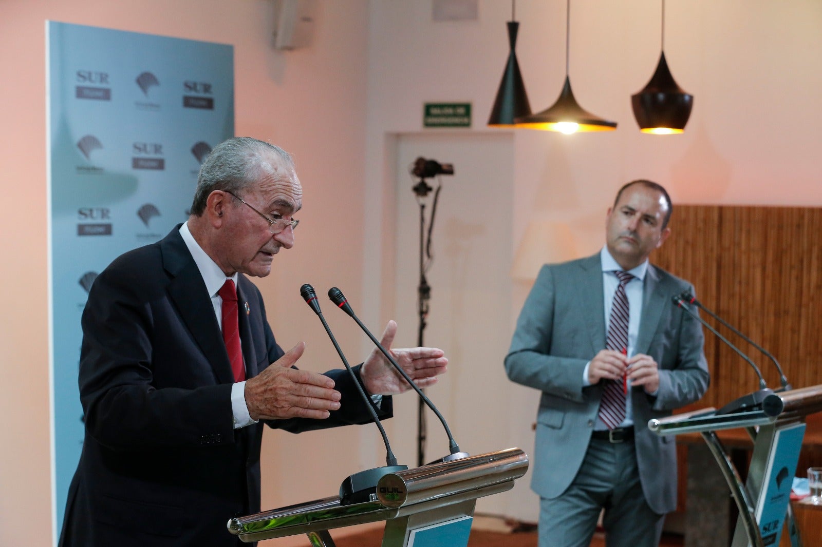 El encuentro-coloquio con Francisco de la Torre, alcalde de Málaga, en imágenes