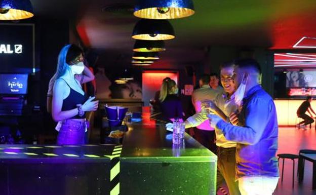 La Junta baraja medidas para dar salida al ocio nocturno en lugares abiertos en vez de cerrados