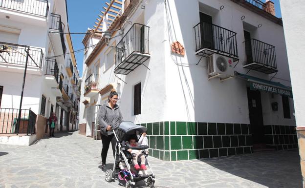 Miles de vecinos de pueblos de Málaga viven sin oficinas bancarias ni de Correos