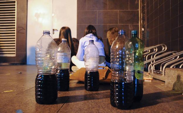 La Junta de Andalucía convoca a los alcaldes para poner límites al ocio nocturno y avanza que prohibirá los botellones