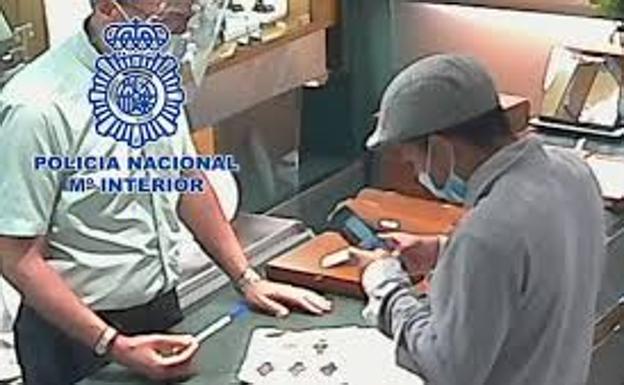 El ladrón de la 'muleta' se hacía pasar por sordomudo para robar en joyerías