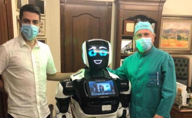 Una clínica oftalmológica de Torre del Mar incorpora dos robots para atender a los pacientes y evitar el riesgo de contagios