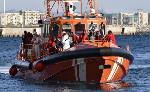 Trasladan un grupo de inmigrantes a Málaga tras la llegada masiva de pateras a las costas de Almería