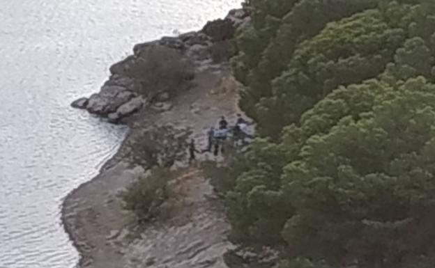 Hallan el cadáver de un joven en el pantano de El Chorro