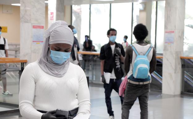Aislan a 77 personas en Ceuta tras dar positivo una médica en Málaga