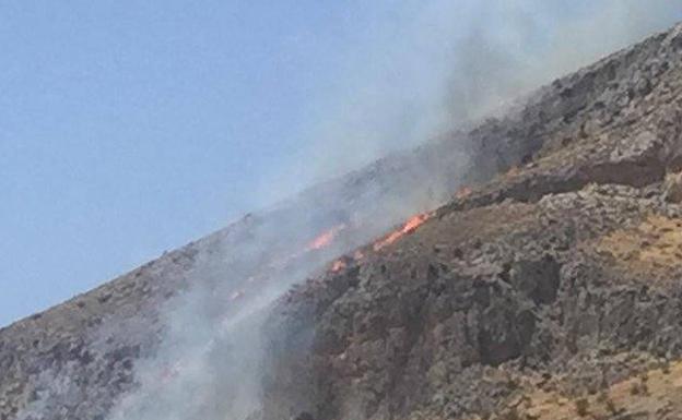 Controlado el incendio forestal declarado en el paraje Sierra de la Camorra, en Teba